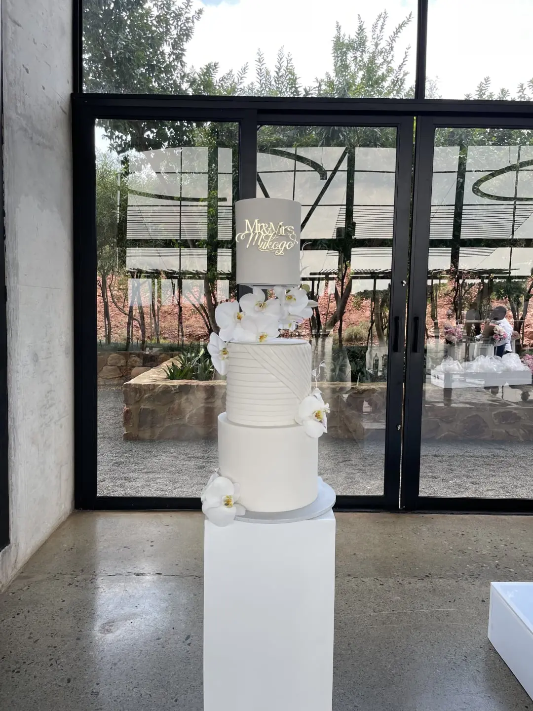 Anti-gravity wedding cake by Frosted by Xoli M